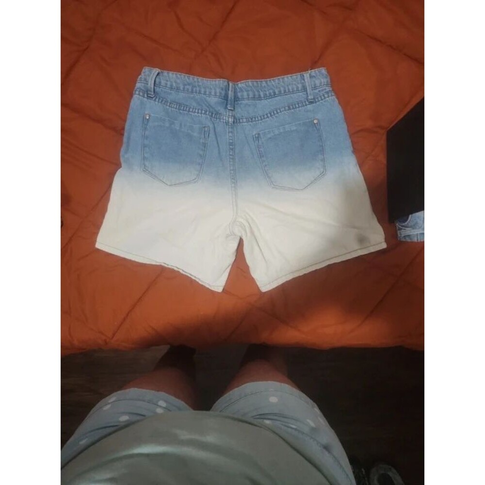 Shorts - Picture 2 of 3